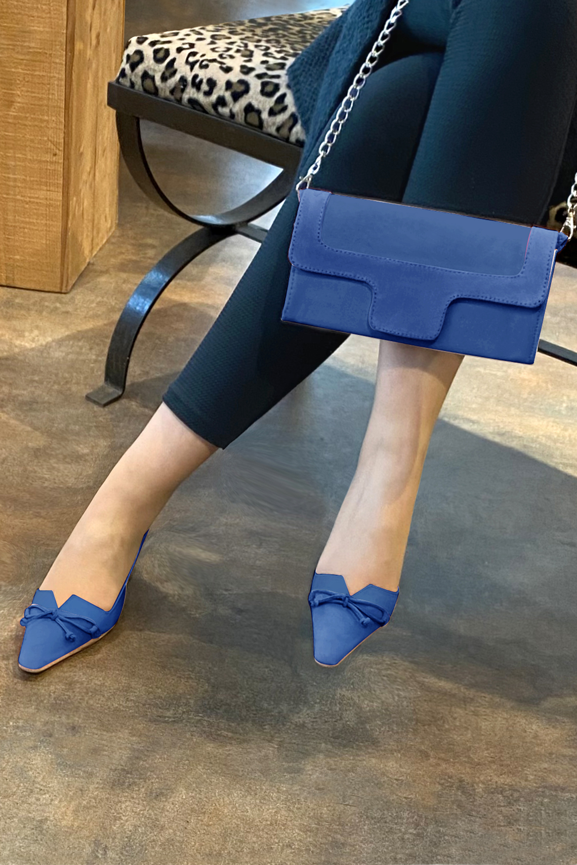 Electric blue women's open back shoes, with a knot. Tapered toe. Low kitten heels. Worn view - Florence KOOIJMAN